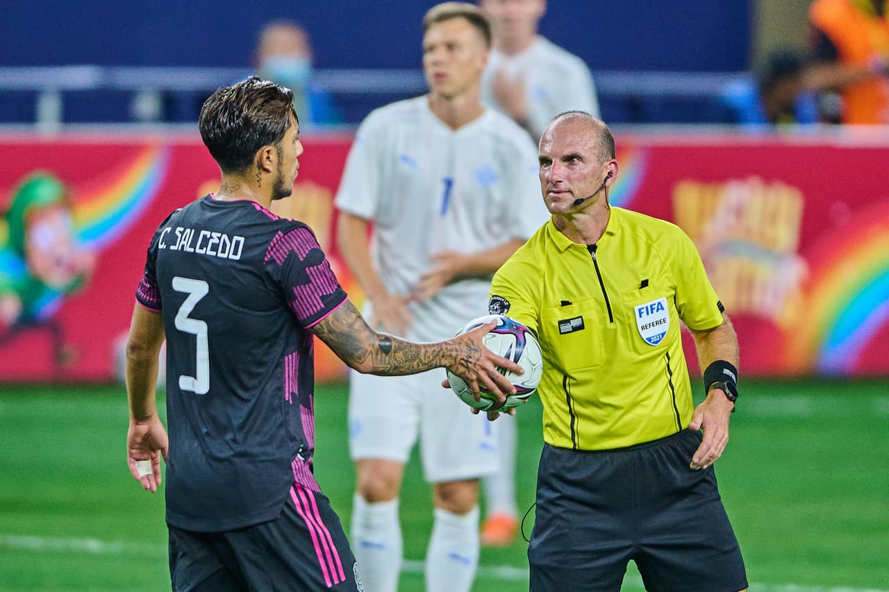 Detienen el México ante Islandia por grito homofóbico