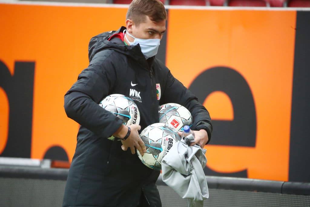 Los balones de la Bundesliga son desinfectados a menudo según el protocolo de sanidad que se ha establecido en el futbol alemán.