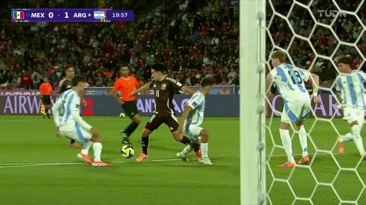 ¡Se desata la polémica! Mora cae en el área pero el árbitro no señala nada