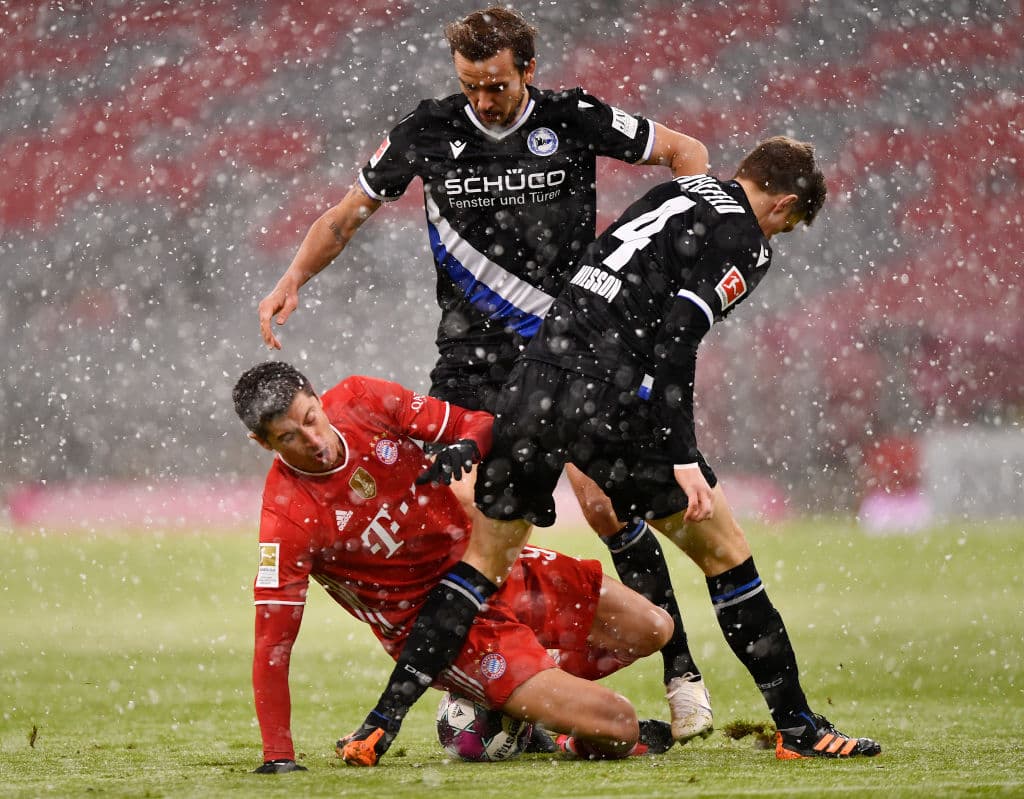Bayern Munich empata 3-3 ante Arminia, tras ir perdiendo 2-0 en la primera mitad del encuentro en la Bundesliga. Con un campo nevado, los bávaros lograron la hazaña con goles de Lewandowski, Tolisso y Alphonso Davies. Por parte de los de Bielefeld, Vlap, Pieper y Gebauer fueron los autores de los goles para cerrar la J21.