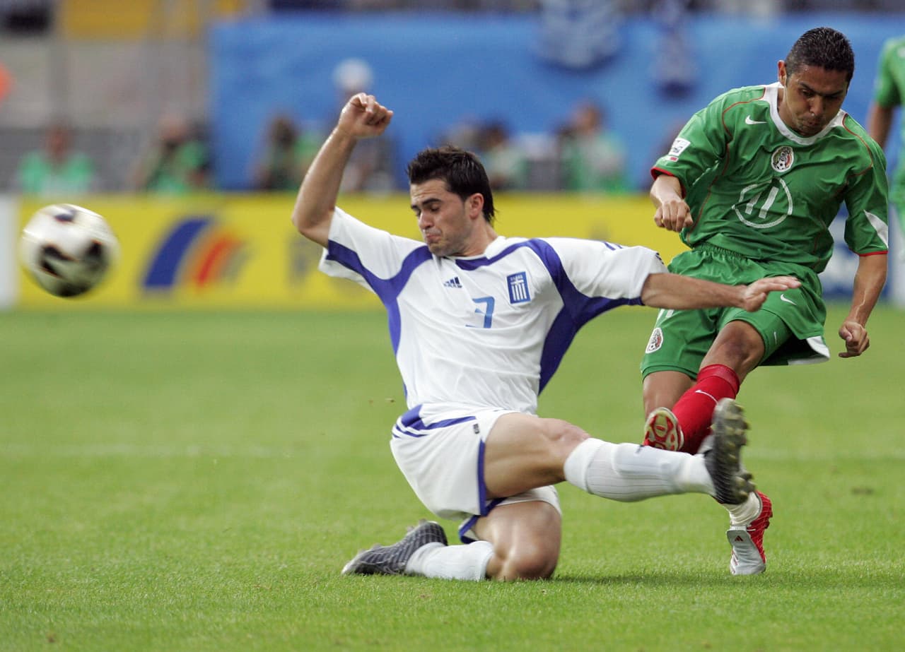 FRANKFURT, Germany: Greek midfielder Theo Zagorakis (C) vies with Mexican midfielder Ramon Morales during the Confederations cup football match Greece vs Mexico, 22 June 2005 at the Frankfurt stadium. AFP PHOTO FRANCOIS GUILLOT (Photo credit should read FRANCOIS GUILLOT/AFP/Getty Images)