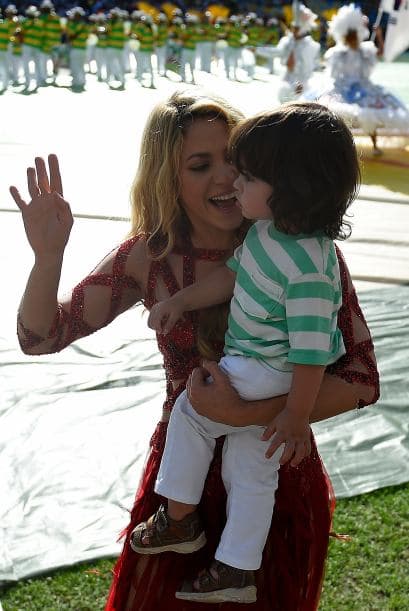 El pequeño Milan observaba toda la conmoción. Mira aquí los videos más chismosos.