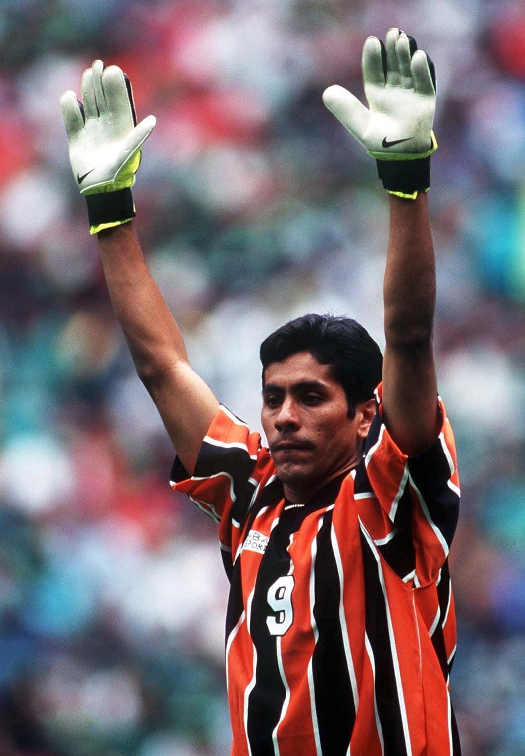 <b>Jorge Campos en Cruz Azul: </b>el arquero estuvo en el año 1997 en La Máquina e hizo parte del equipo campeón de Liga MX en ese año.