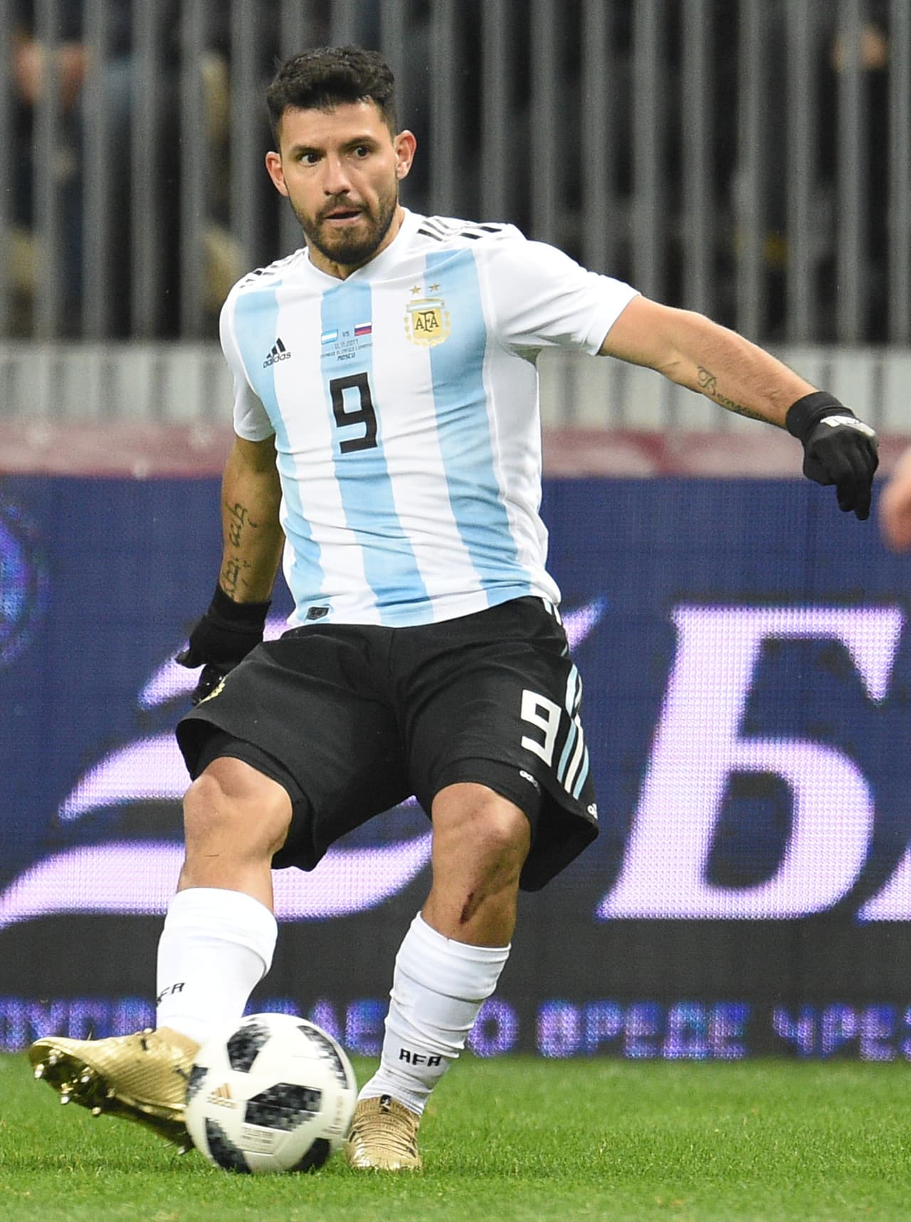 <b>Sergio ‘Kun’ Agüero</b>: 
<b>22.6 millones de dólares</b>. Es el delantero de la Selección de Argentina y juega con el Manchester City de Inglaterra.
