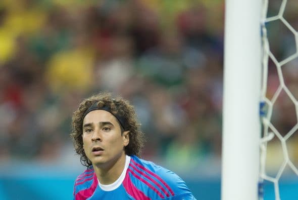 6 Guillermo Ochoa se vio un tanto titubeante y fuera de forma. Dio la impresión de que pudo hacer algo más en los dos goles de Costa Rica.