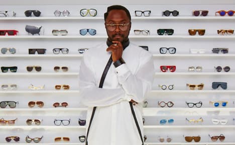 También se asoció con George Gorrow, cofundador de la marca de moda Ksubi, para crear su propia gama de gafas.