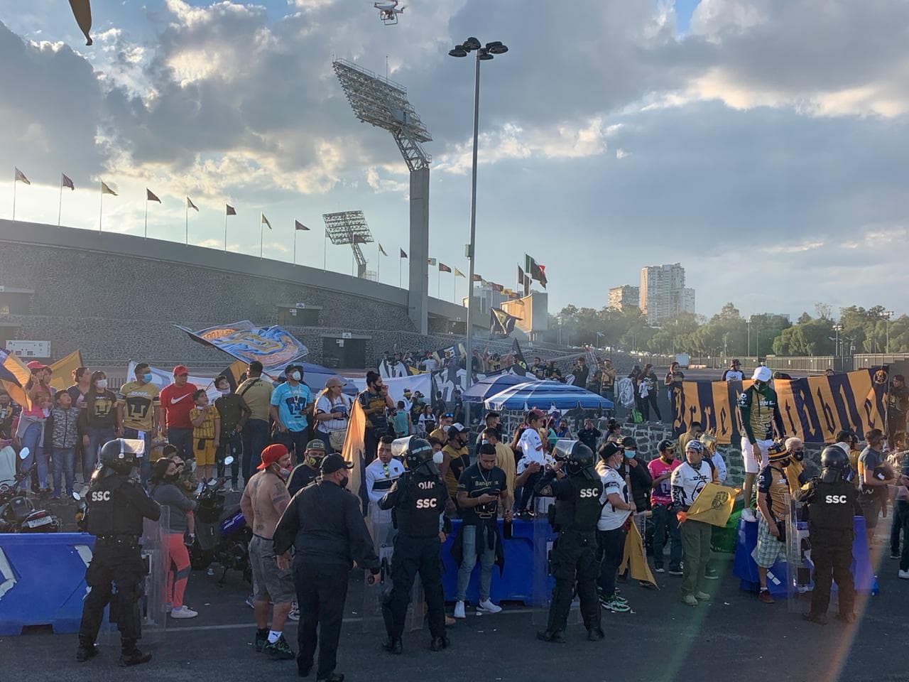 Aficionados de Pumas no respetan las medidas de salubridad e inundan los alrededores del estadio en Ciudad Universitaria.
