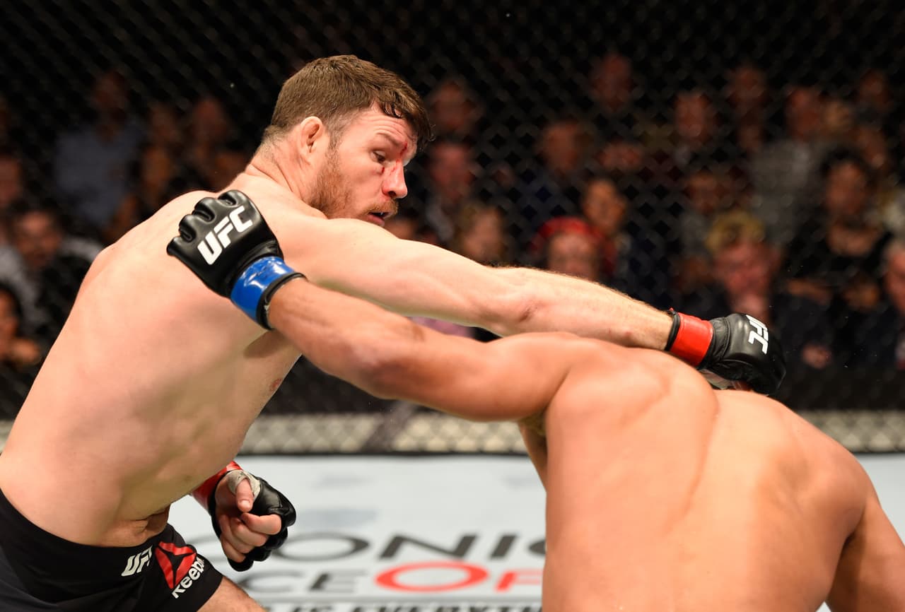 Ya con la cara como muestra de la pelea en su contra, Bisping reaccionó y empezó la remontada en el combate para retener su cinturón.