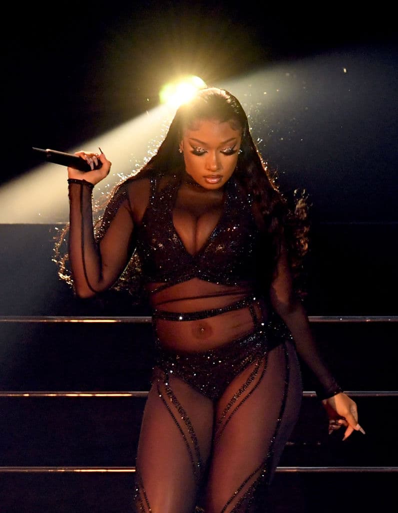 Megan Thee Stallion también recibió tres premios, como canción de tendencia favorita de "Body", artista femenina de hip-hop y álbum de hip-hop por "Good News".