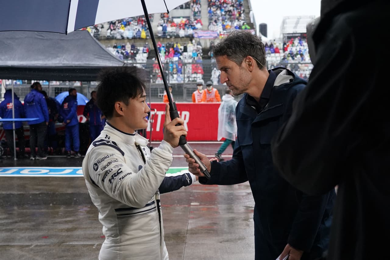 La fuerte lluvia hizo de las suyas en el circuito de Suzuka correspondiente al Gran Premio de Japón, lo que obligó a aplazar la carrera luego de apenas tres vueltas recorridas sin que haya un estimado de tiempo para reanudar la carrera.