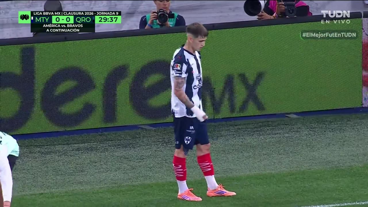 ¡CERCA! Ricardo Chávez disparó que se estrella en el poste.