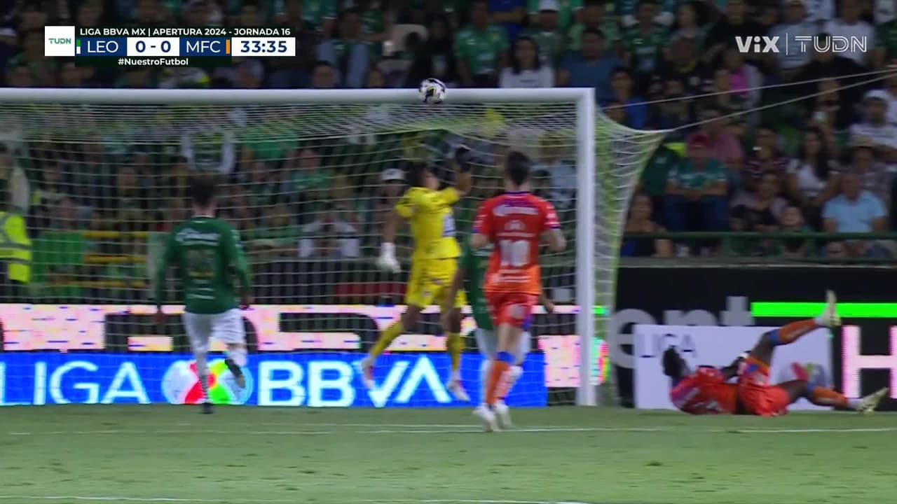 ¡Metal! Cebezazo de Vargas directo al travesaño y se salva León