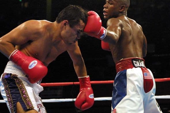 En la misma cartelera Floyd Mayweather Jr hacía la novena defensa del título Súper Pluma del CMB contra el mexicano Jesús ‘El Matador’ Chávez. Mayweather ya era un boxeador respetado, pero muy lejos de las dimensiones que tiene hoy en día.