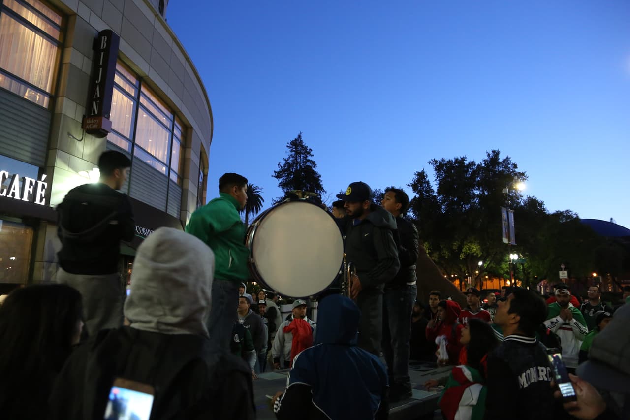 Incluso algunos aficionados se subieron sobre un 'monumento' a las afueras del hotel con tal de estar más de cerca de sus jugadores y llamar su atención.