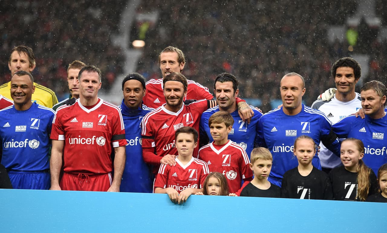 Se guardó un espectacular minuto de silencio en memoria de las víctimas de los atentados de la capital francesa del viernes con el público en pie y los dos equipos y el árbitro italiano Pierluigi Collina formados en el círculo central.