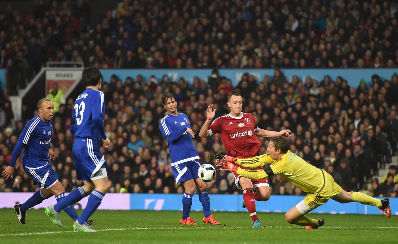 En el banco local estuvieron Seaman, Cole, Sinclair, Owen, Smith y MacAllister.