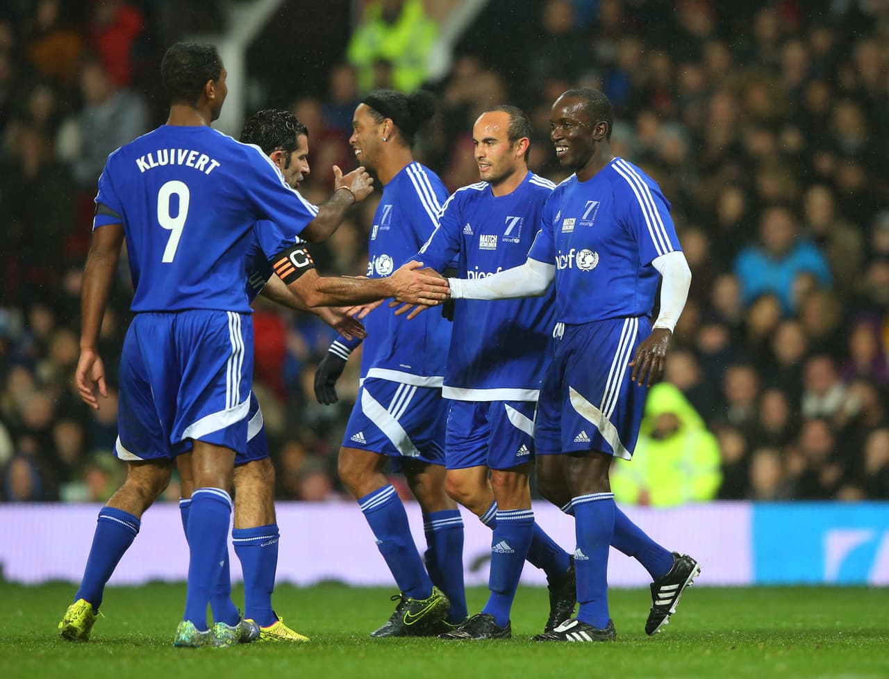 El Restom del Mundo reaccionó tras el descanso, Dwight Yorke y Landon Donovan, se combinaron para que el jamaicano, exdelantero del United, aprovechase un centro del estadounidense.