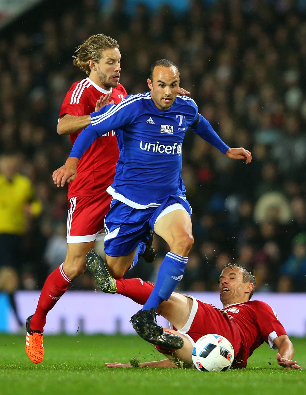 En el banco del resto del mundo estuvo y jugaron Fernando Hierro, Van der Gouw, Yorke y Donovan.