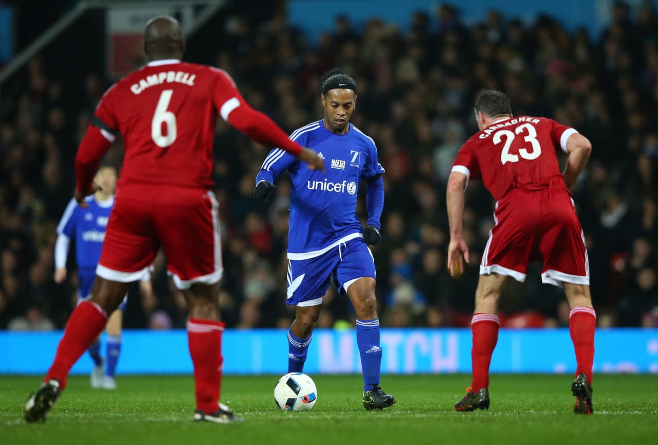 Por el resto del mundo Van der Sar, Cafu, Fernando Couto, Silvestre, Pires, Figo, Seedorf, Park, Ronaldinho Gaucho, Solksjaer y Kluivert.