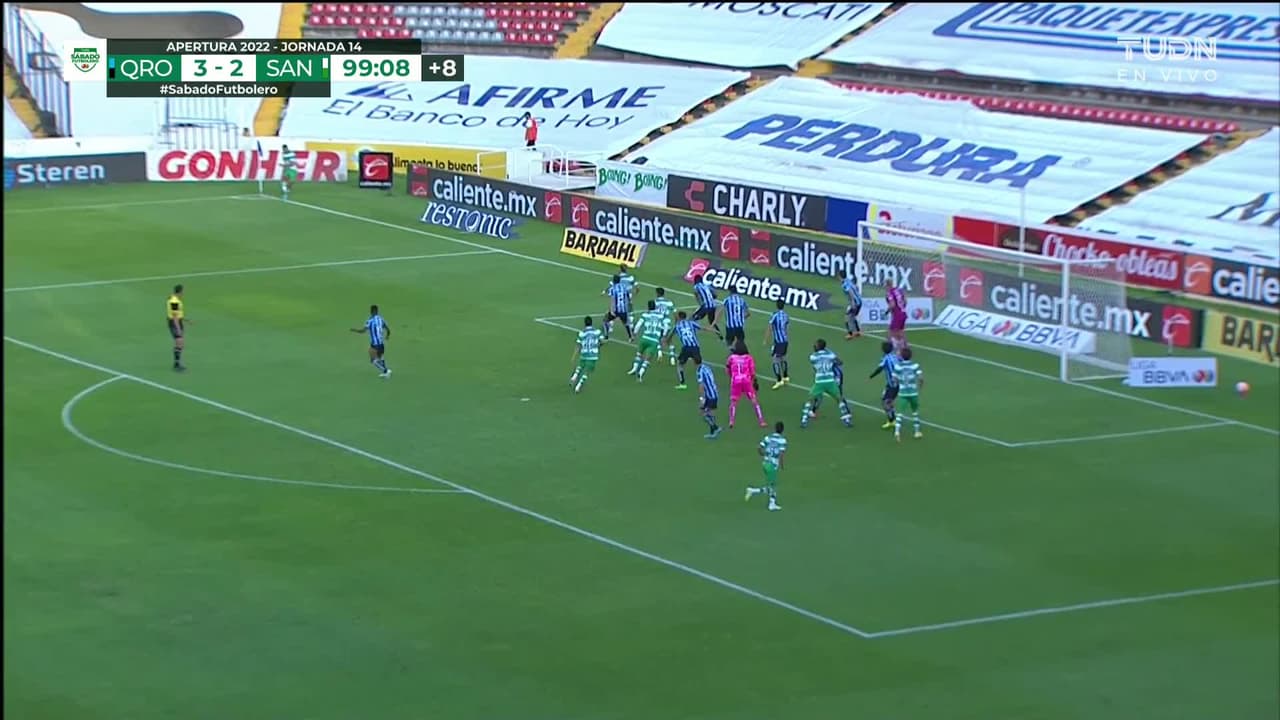 ¡GOL!  anota para Santos Laguna. Carlos Acevedo