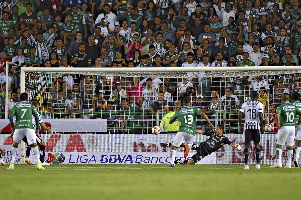 De tiro penal, luego de una polémica sanción, llegó el segundo de Monterrey, obra del delantero argentino Rogelio Funes Mori al 90'+2.