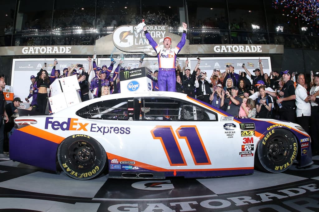 Y de este modo fue como Denny Hamlin celebró en victory lane tras ganar la edición 61 de la Daytona 500, prueba inaugural de la temporada 2019 de la Monster Energy NASCAR Cup Series.