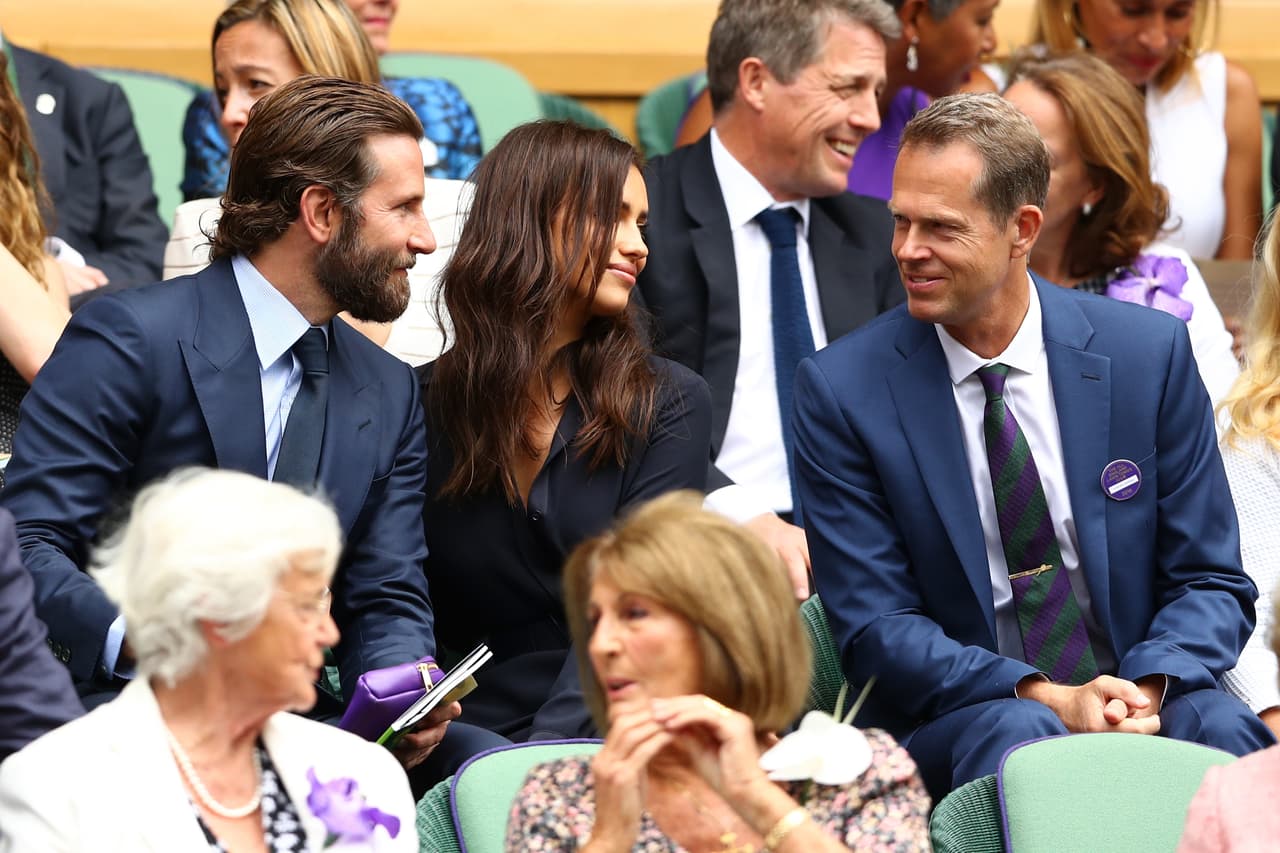 Bradley Cooper e Irina Shayk hablando con la leyenda sueca del tenis, Stefan Edberg.