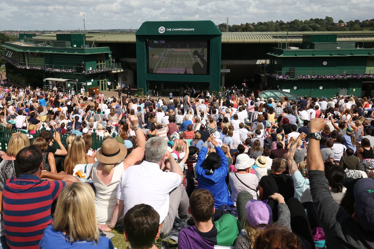 A un lado del estadio principal del All England Club, los ingleses disfrutaron del partido en una pantalla gigante.