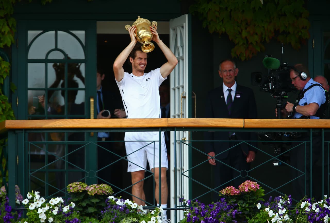 Como todos los años, el ganador sale al balcón a mostrar su trofeo.