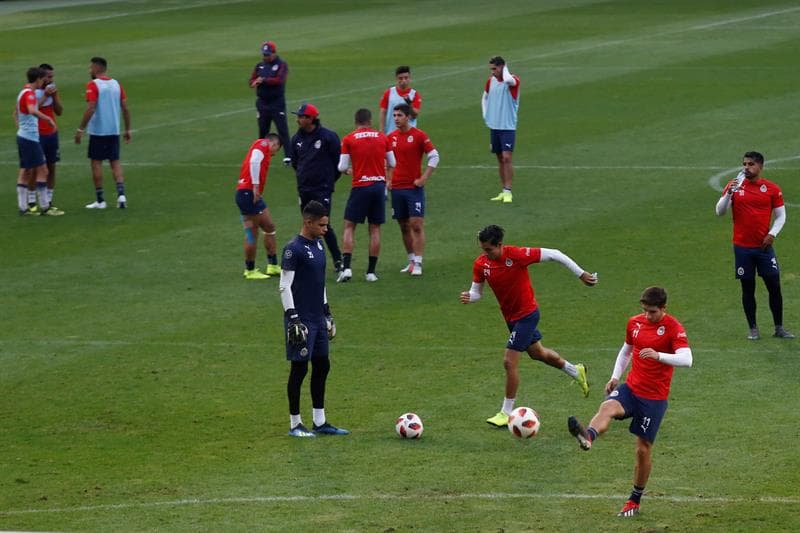 Con cuidados para Pulido y Cisneros, Chivas entrenó en EAU