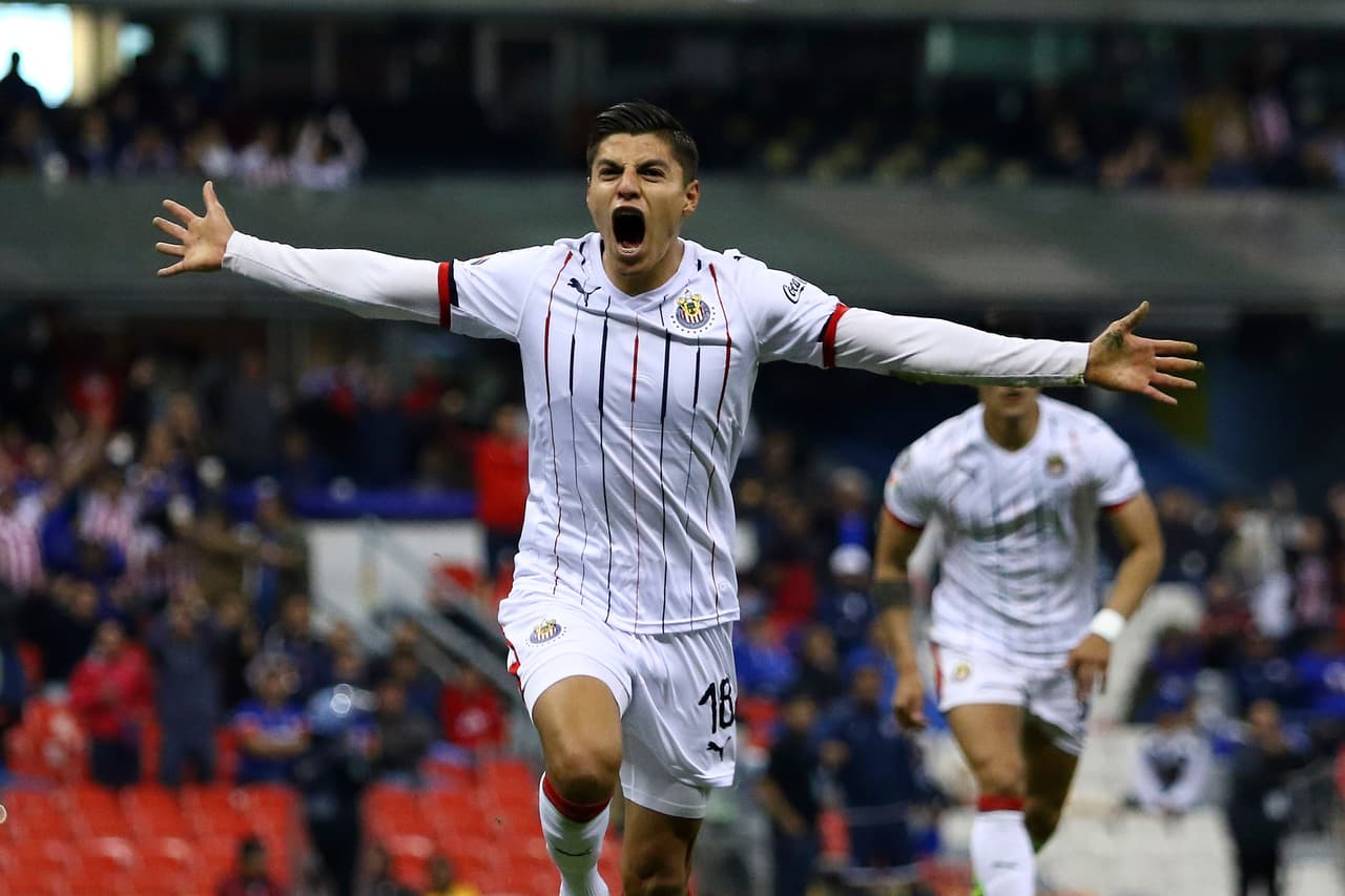 Al minuto 79 llegó el gol de Chivas, obra de Ronaldo Cisneros para poner a delirar a los fanáticos de su equipo en el Azteca.