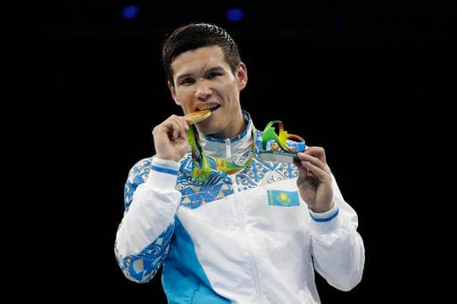 El kazajo Daniyat Yeleussinov, subcampeón mundial, derrotó 2-1 al uzbeko Shakhram Giyasov y ganó el título de la división welter del boxeo de los Juegos Olímpicos de Río de Janeiro.