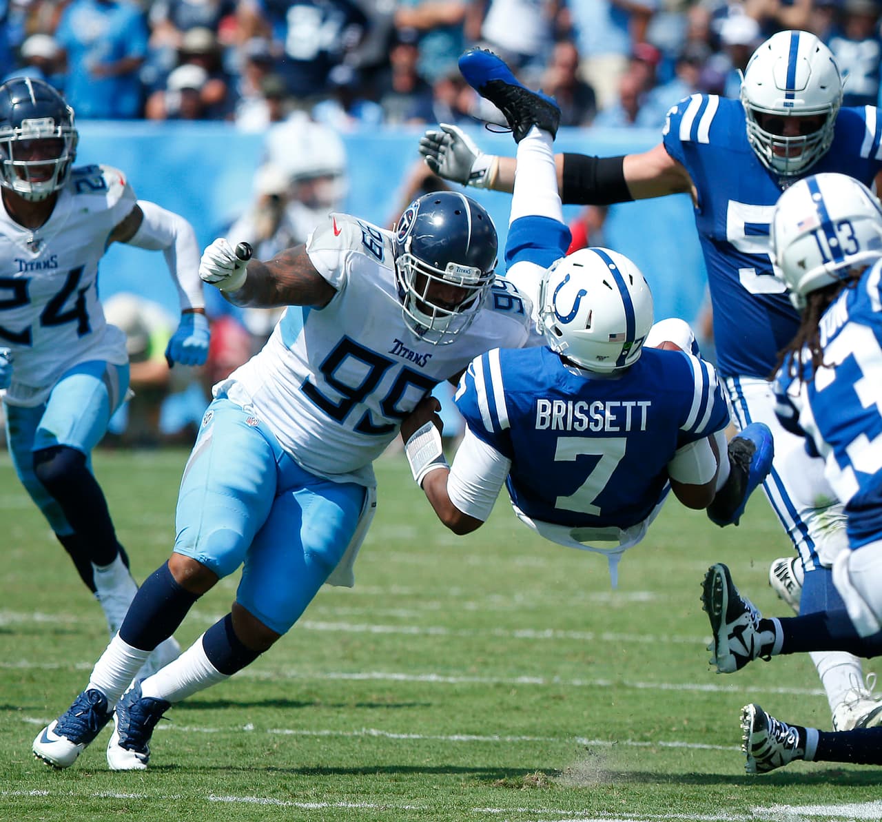 <b>Indianapolis Colts 19-17 Tennessee Titans.</b> Jurrel Casey golpea con fuerza a jacoby Brissett, que vuela por los aires, para impedir que avance.