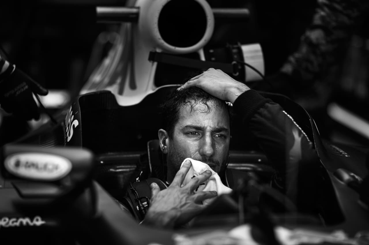 El piloto australiano de Redbull quedó de octavo en el Gran Premio de Brasil, con lo que se mantiene en el podio de la clasificación general. Ese fue el resultado del esfuerzo de un Ricciardo, expuesto acá en una foto a blanco y negro.