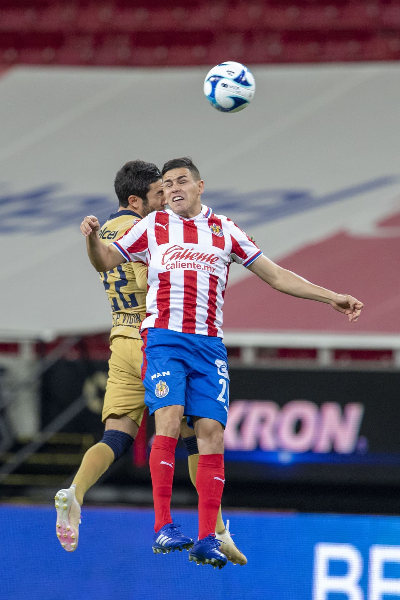 Las chivas logran venir de atrás para vencer a Pumas 2-1 y subir lugares en la tabla de posiciones.Pumas se queda en el penúltimo lugar con 5 puntos y las Chivas suben hasta la décima posición con 10 unidades.