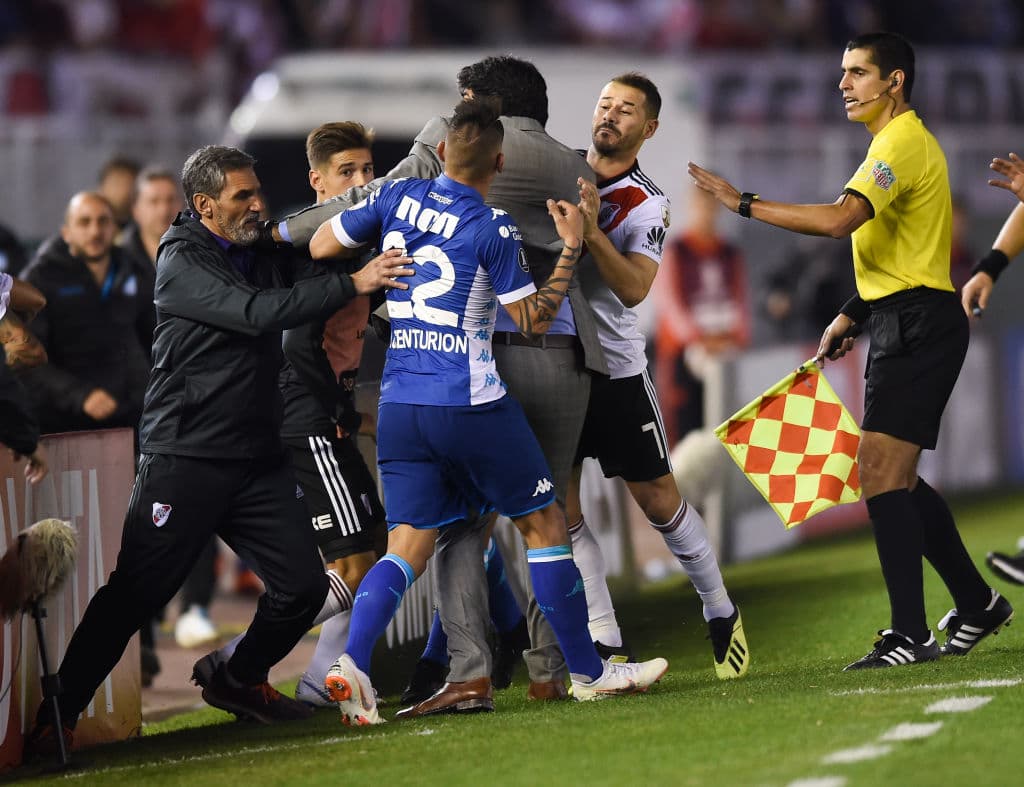Fue un espectáculo bochornoso por segundo día consecutivo en la Copa Libertadores. Han sido dos jornadas seguidas muy agitadas para el órgano rector del torneo, la Conmebol.