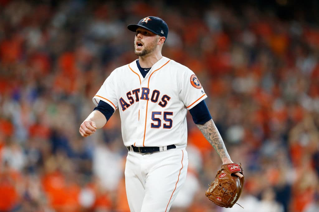 "Detente, no me importa lo que digas. Puedes hablar todo lo que quieras. Solo no traigas esas cosas. Está tratando de ser un profesional pero vienes aquí para ser un imbécil, amigo", dijo Pressly.