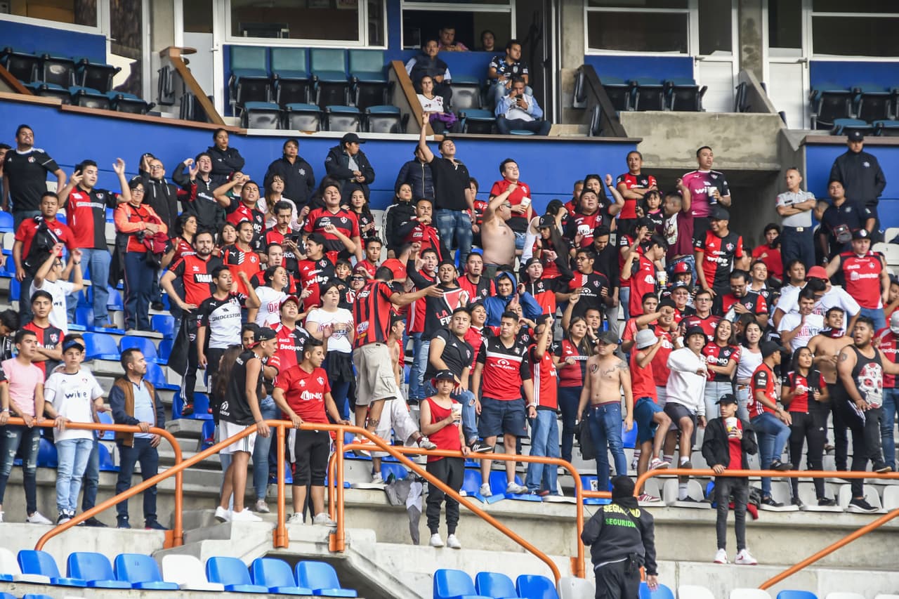 Un corto número de aficionados Rojinegros se dieron cita en el estadio Hidalgo para ver la visita de su equipo ante los hidalguenses.