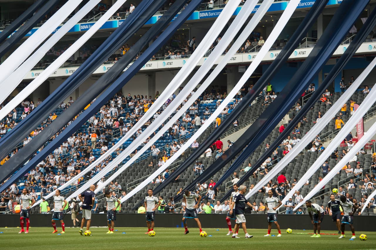 Las aficiones del Monterrey y de Tigres vivieron su propio partido en las tribunas y a las afueras del estadio. Estas son las mejores imágenes.