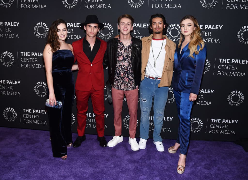 También podemos ver a John Kreese haciendo una llamada, por lo que podríamos ver el regreso de otro villano.
<br>