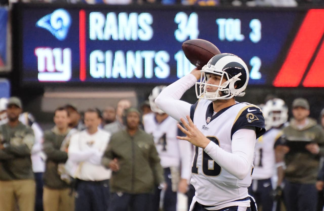 Jared Goff, quarteraback de los Rams de Los Ángeles, lanza un pase de anotación durante la segunda mitad del partido del domingo 5 de noviembre de 2017, ante los Giants de Nueva York (AP Foto/Bill Kostroun)