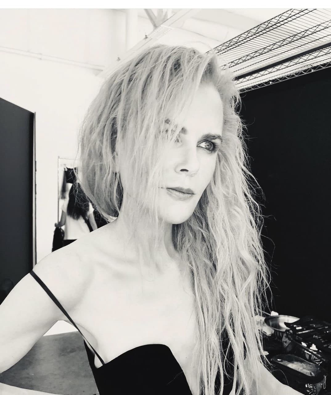 De acuerdo a la descripción oficial, se lleva a cabo en un resort boutique de salud y bienes que promete curación y transformación a nueve habitantes estresados que intenta encaminarse a una mejor vida.
<br>