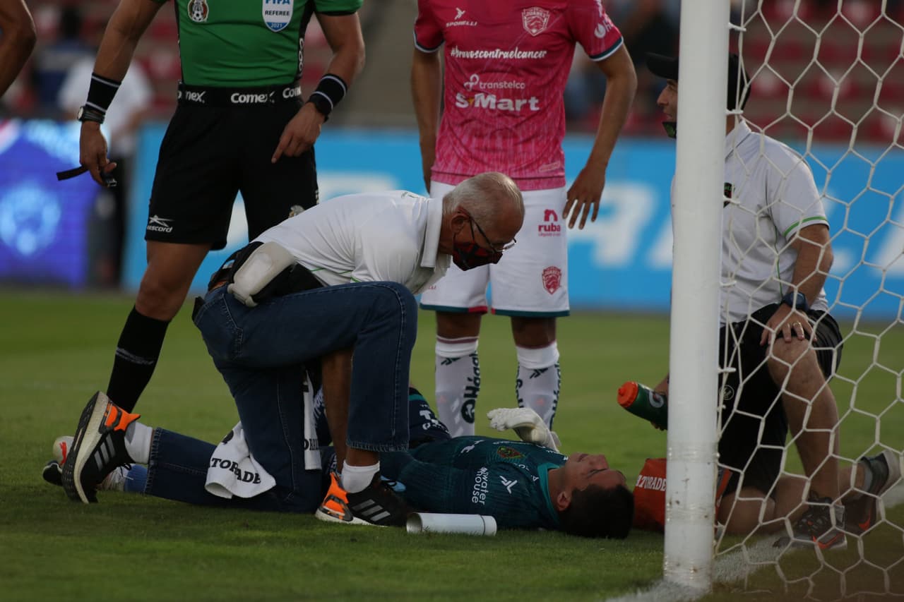 En la recta final del primer tiempo, el VAR cobraba penal a favor de Gallos, Bryan Olivera cobraba en dos ocasiones y Hugo González se convertía en héroe.