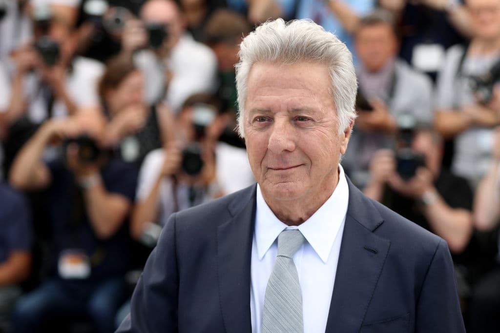 Sus descubrimientos desencadenan el llamado 'caso Watergate', que provocó la dimisión del presidente Richard Nixon.
<br>