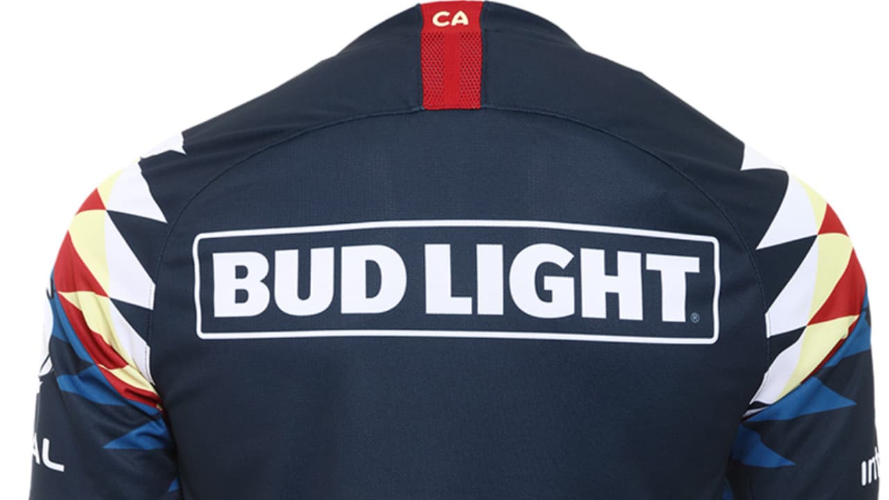 Después de varios rumores y filtraciones, por fin se dio a conocer la primera de las playeras del América para la próxima temporada. Como en el antepasado curso, los patrones de plumas de Águila vuelven en este jersey de visitante con los colores característicos del club.