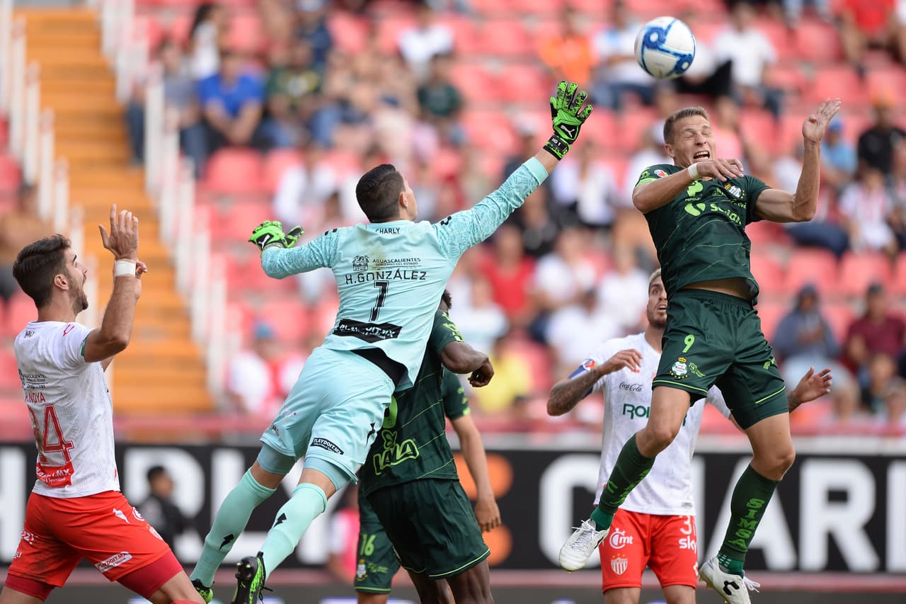 Santos estuvo encima a pesar de la derrota parcial de 2-0 y aún generaron ocasiones de gol pero no aprovecharon las oportunidades. Otro gol de Julio Furch fue anulado por una falta dentro del área.