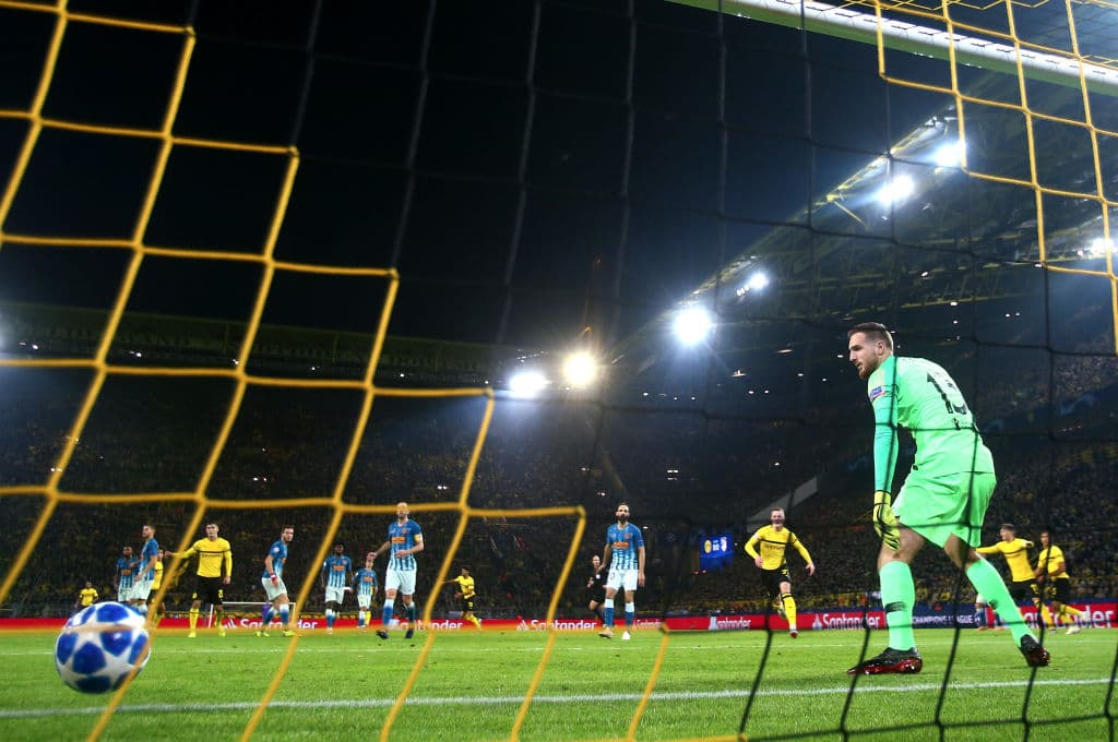 El disparo del hombre de la abultada cabellera se impactó en el pie de un defensa español y le cambió la trayectoria a Jan Oblak, dejándolo como estatua.