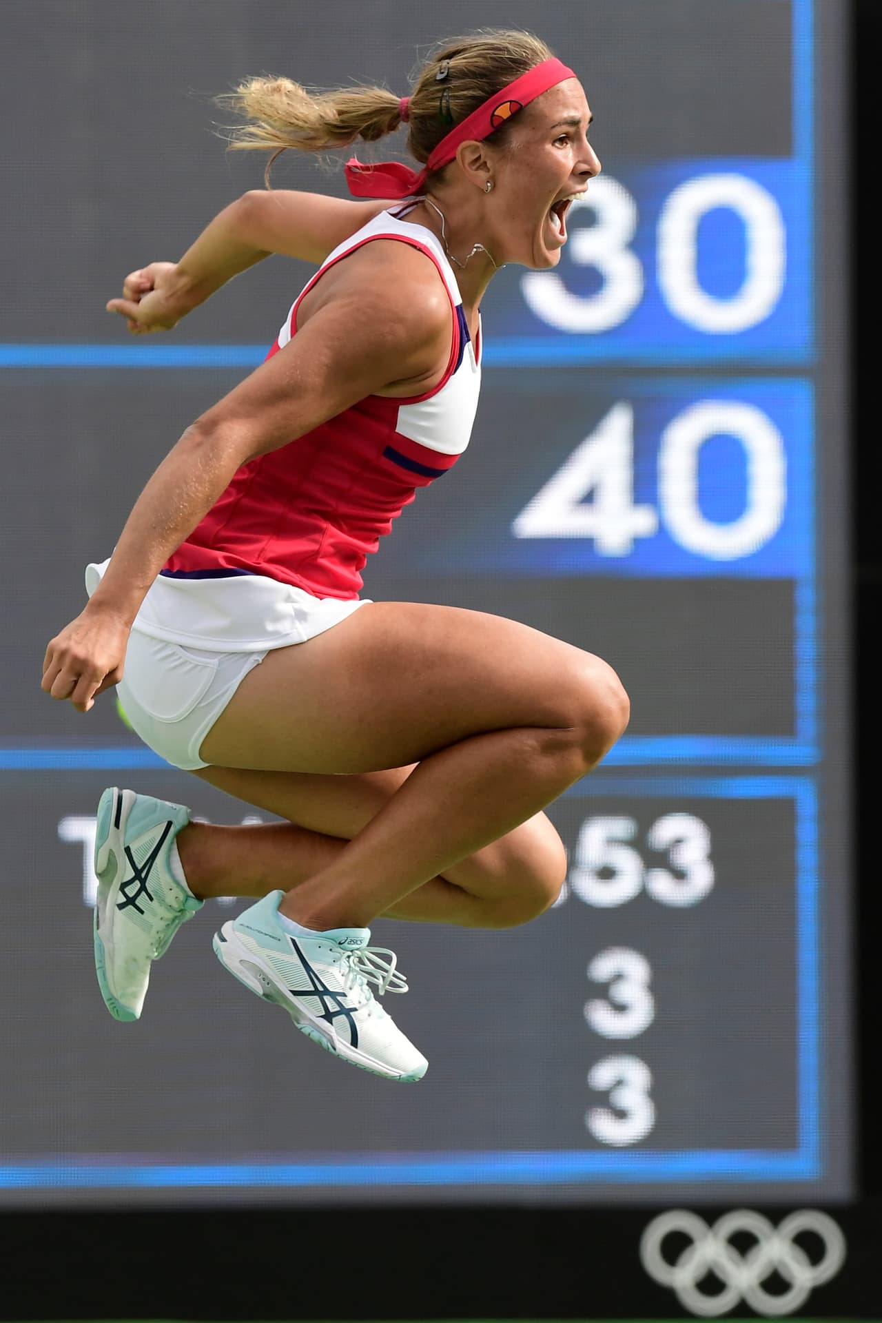 Puig soltó la raqueta y dio un brinco de emoción cuando definió el que hasta ahora fue el partido más difícil de su trayecto olímpico, en el que ya aseguró ser la primera mujer que gana un metal por Puerto Rico.