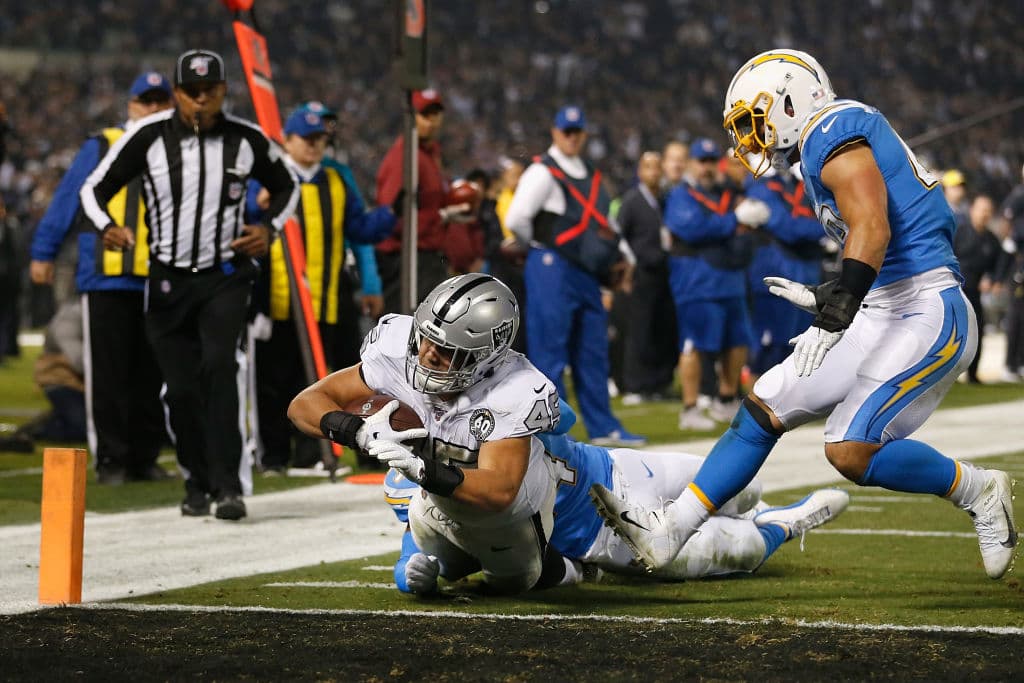 Los Ángeles Chargers 24-26 Oakland Raiders. Philip Rivers no pudo con la presión de Oakland, lo interceptaron tres veces.
