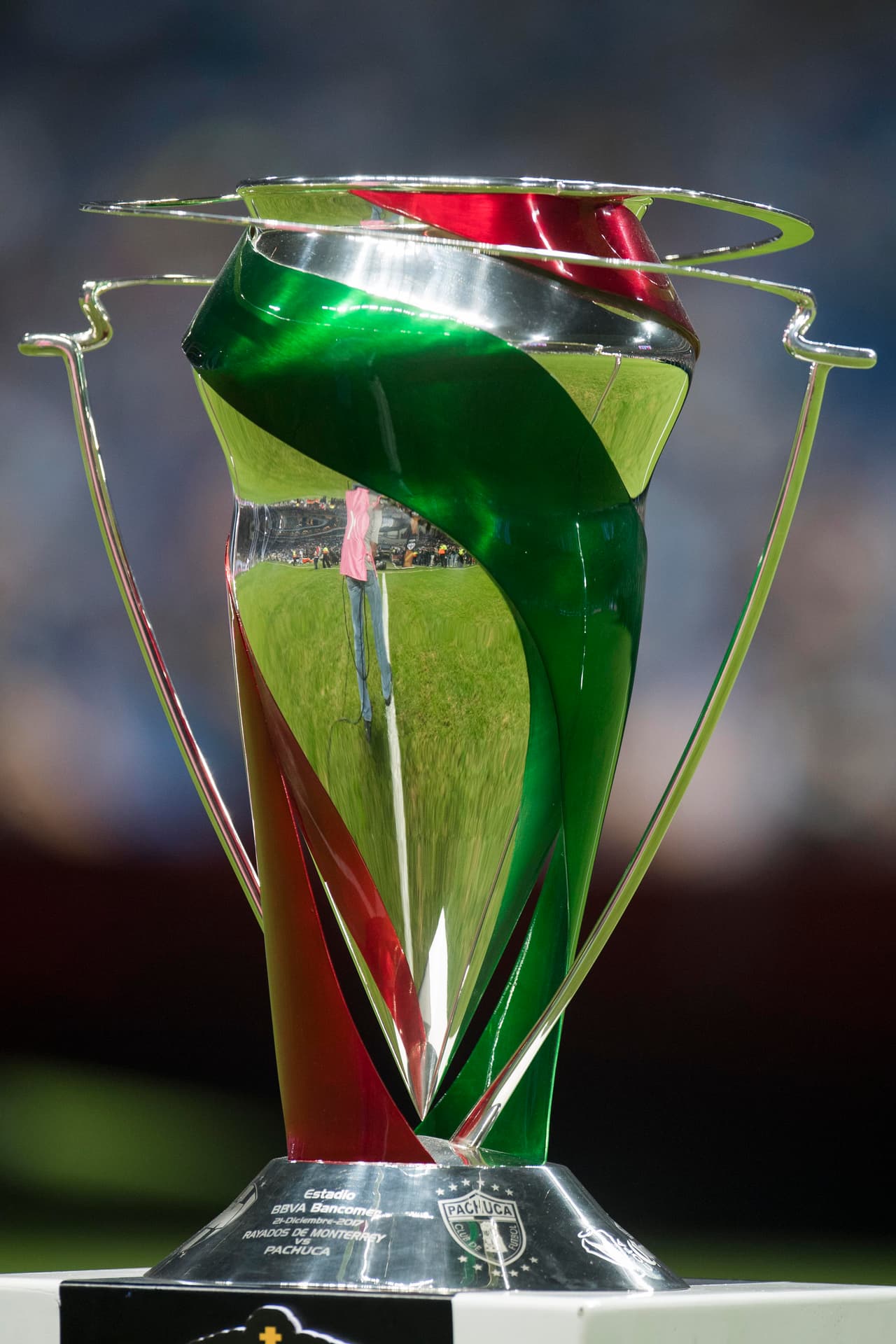 El anhelado trofeo esperaba por el campeón que lo alzaría al final de la contienda.